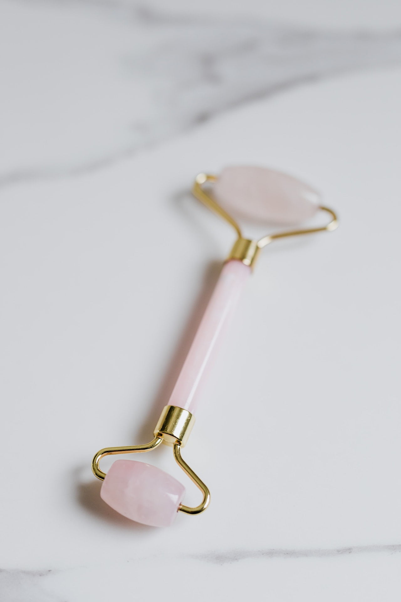 9 Rose Quartz Roller Benefits That Will Blow Your Mind (+ HowTo Guide