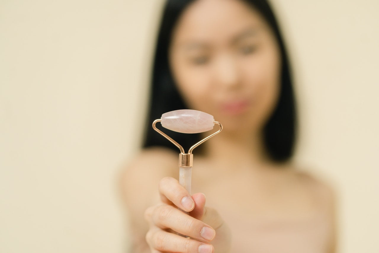 9 Rose Quartz Roller Benefits That Will Blow Your Mind (+ HowTo Guide