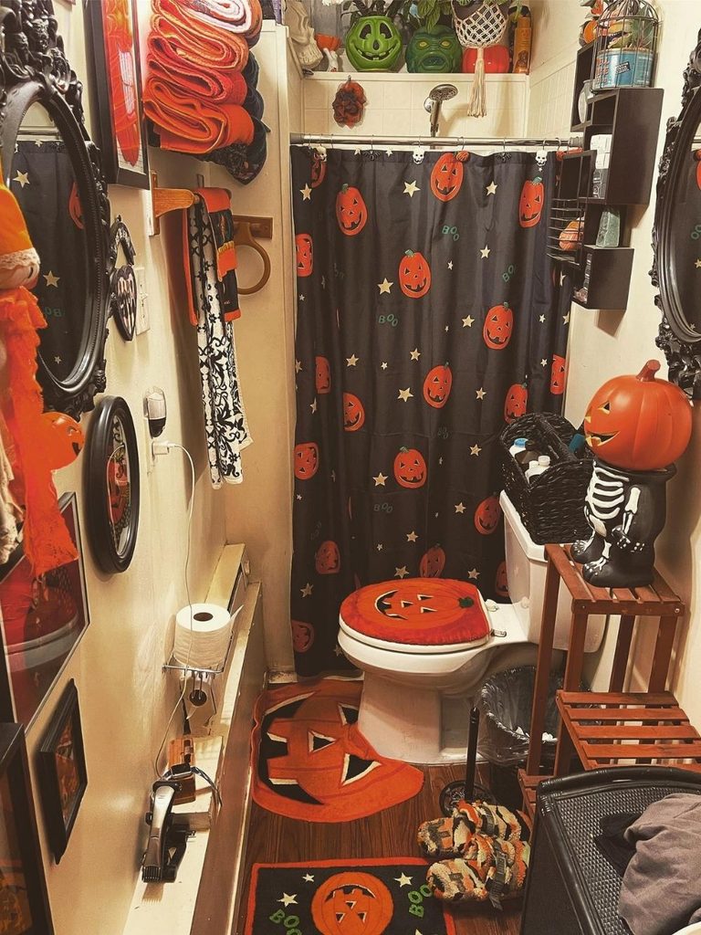 Bathroom decorated with vintage-style jack-o’-lantern accessories